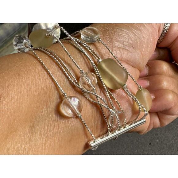 -BRACELET AVON Clear White and Frosted Beaded Multi-strand Bracelet - Picture 2 of 10